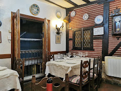 Mesón La Cueva - Restaurante frente a la Catedral