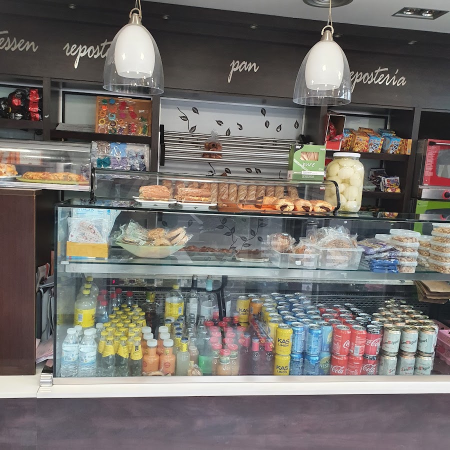 Bar-cafetería-panadería Mekness