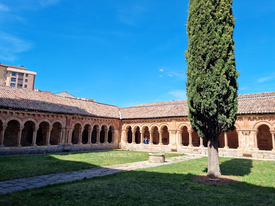 Concatedral de San Pedro y Claustro Románico